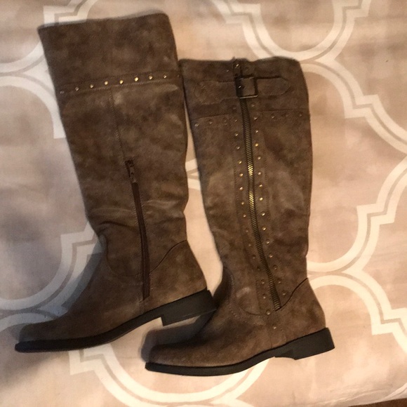 Taupe winter boots. - Picture 2 of 3